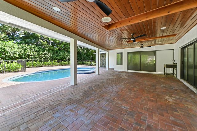 10 Alnwick Road, Palm Beach Gardens, FL 33418