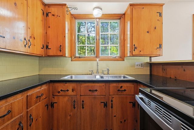 5 Robin Hood Dr., Seekonk, MA 02771
