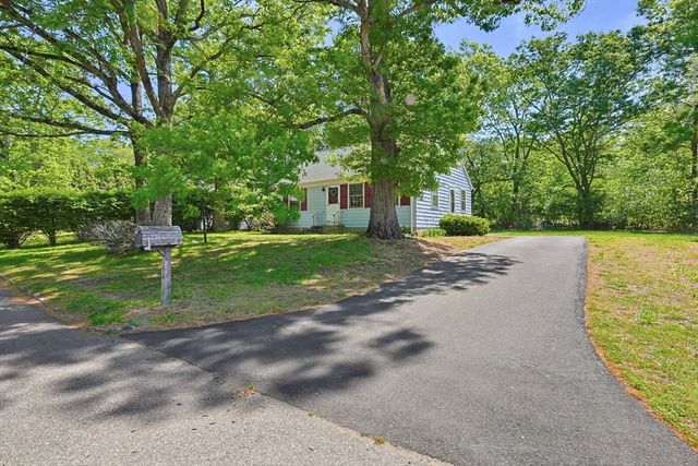 5 Robin Hood Dr., Seekonk, MA 02771