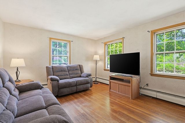 5 Robin Hood Dr., Seekonk, MA 02771