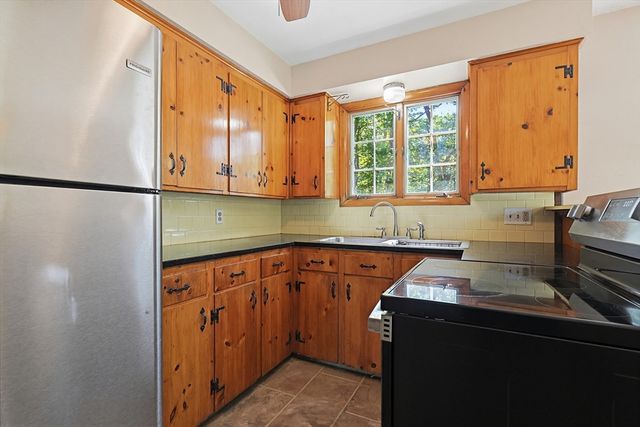 5 Robin Hood Dr., Seekonk, MA 02771