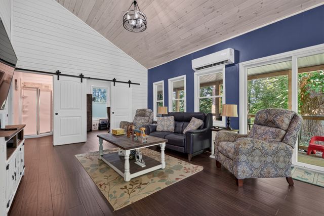 1025 Lakeside Dr, Smithville, TN 37166