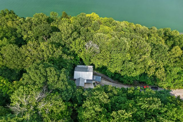 1025 Lakeside Dr, Smithville, TN 37166