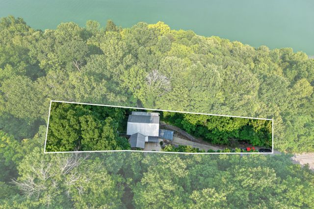 1025 Lakeside Dr, Smithville, TN 37166