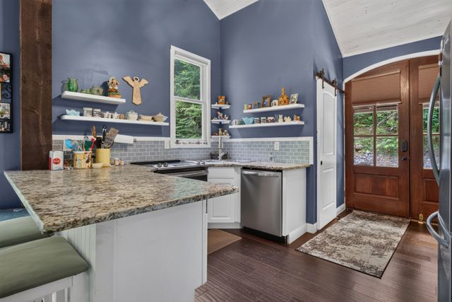 1025 Lakeside Dr, Smithville, TN 37166