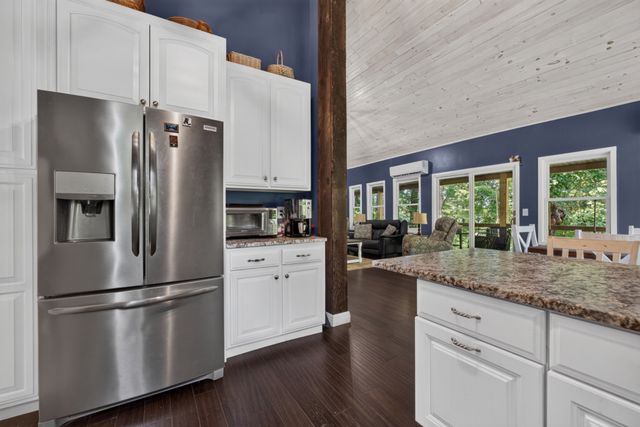 1025 Lakeside Dr, Smithville, TN 37166