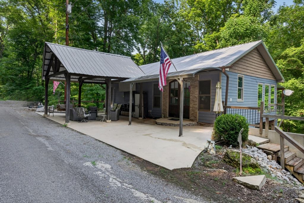 1025 Lakeside Dr, Smithville, TN 37166