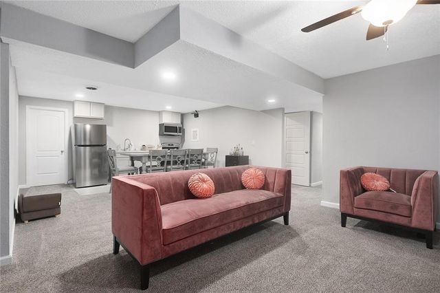 835 NE Lone Hill Drive, Lee's Summit, MO 64064