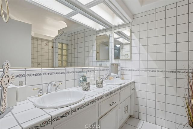 227 El Cerrito, Bakersfield, CA 93305