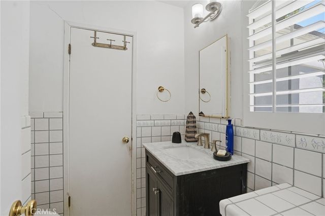 227 El Cerrito, Bakersfield, CA 93305