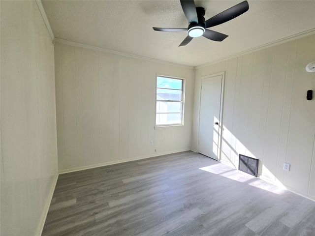 406 E Brazos Street, Groesbeck, TX 76642