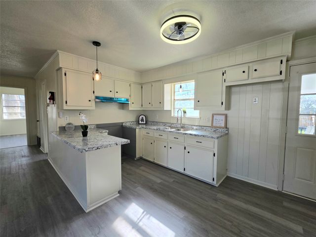 406 E Brazos Street, Groesbeck, TX 76642