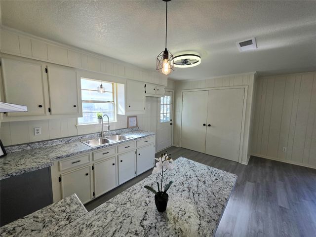 406 E Brazos Street, Groesbeck, TX 76642