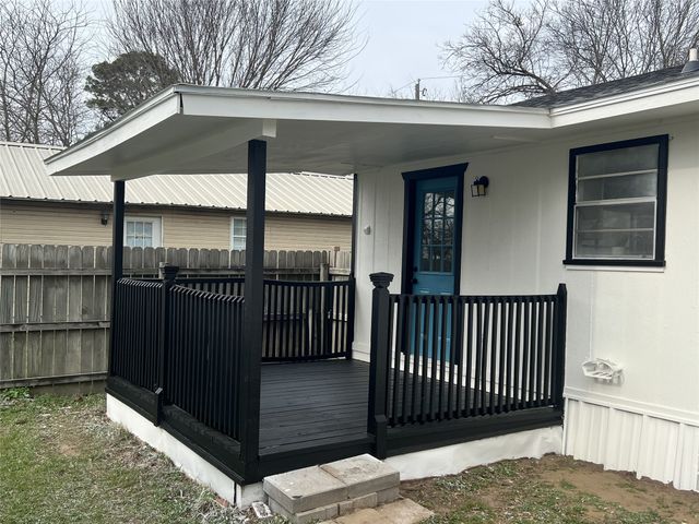 406 E Brazos Street, Groesbeck, TX 76642