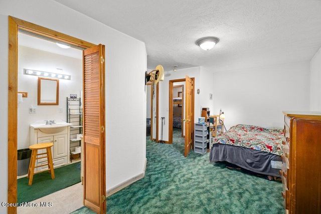 681 Hummingbird LN, Blanchard, ID 83804