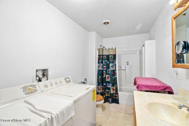 681 Hummingbird LN, Blanchard, ID 83804