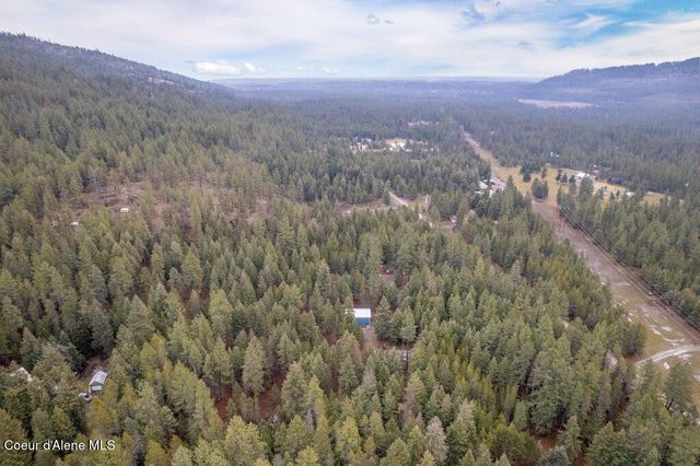 681 Hummingbird LN, Blanchard, ID 83804