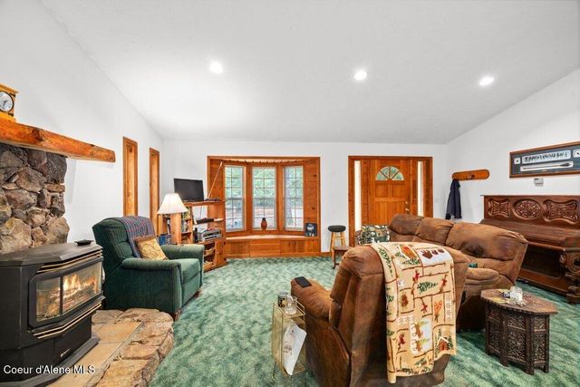 681 Hummingbird LN, Blanchard, ID 83804