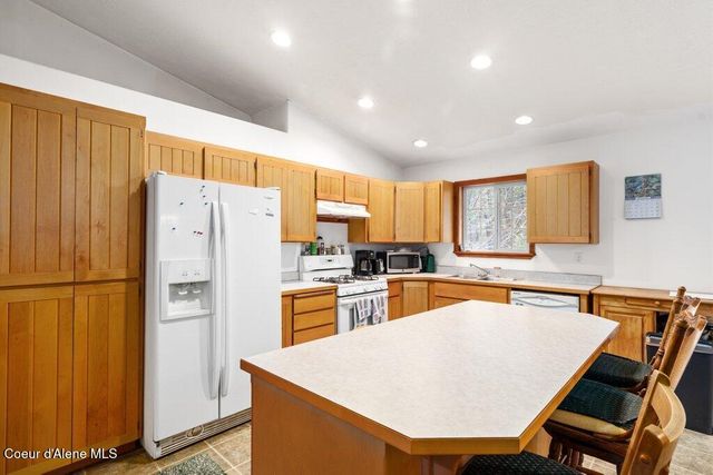 681 Hummingbird LN, Blanchard, ID 83804