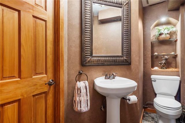 2403 SE 5th Terrace, Lee's Summit, MO 64063