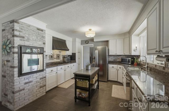 900 Magnolia Avenue NE, Valdese, NC 28690