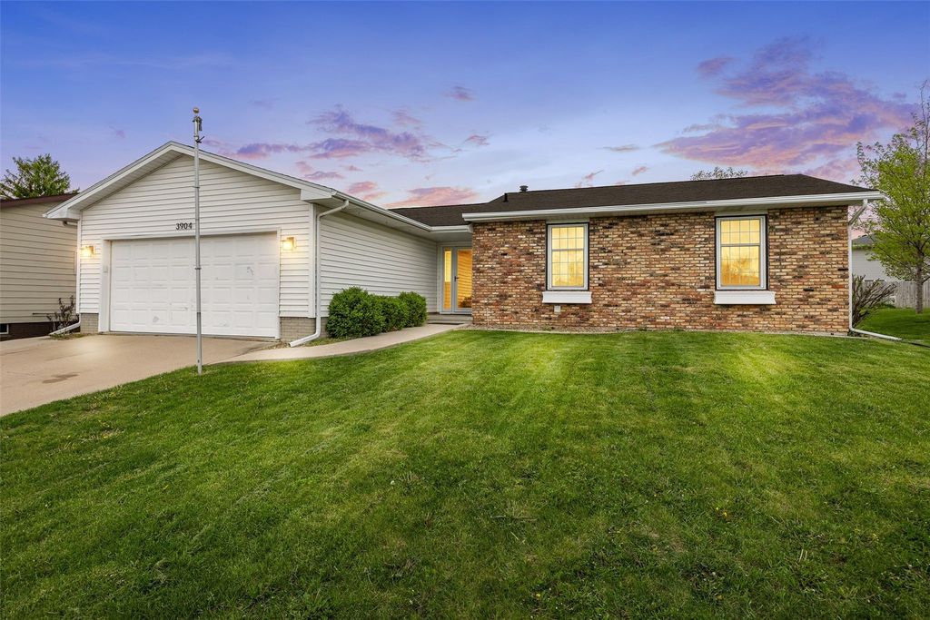 3904 Heather Court SW, Cedar Rapids, IA 52404