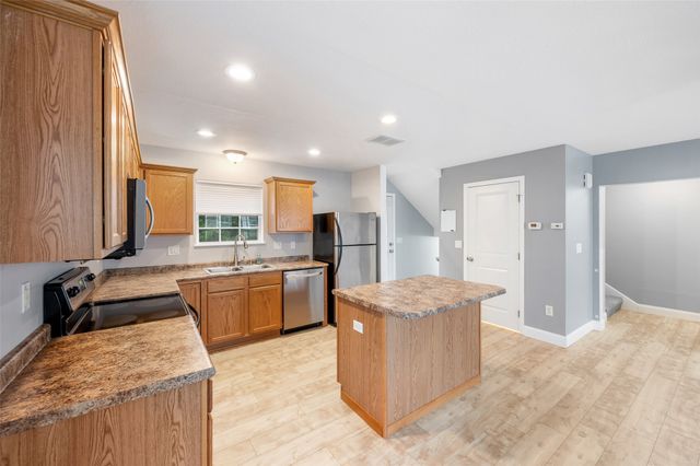 1106 Fieldstone Lane, Pleasant Hill, IA 50327