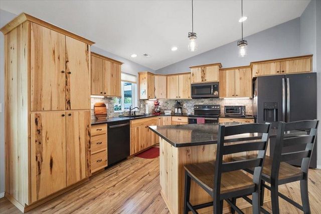 18427 E Selkirk Estates Rd, Greenacres, WA 99016