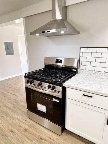 2745 Mechanic Street, Oregon, OH 43616