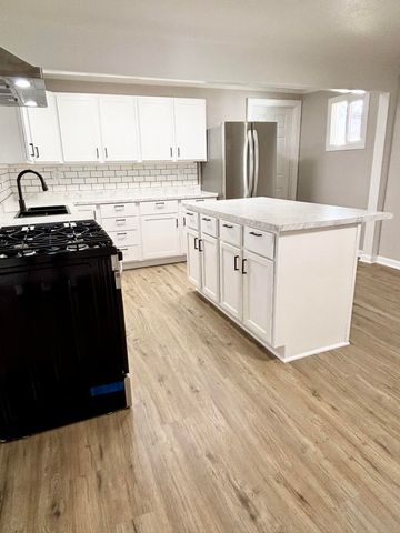 2745 Mechanic Street, Oregon, OH 43616