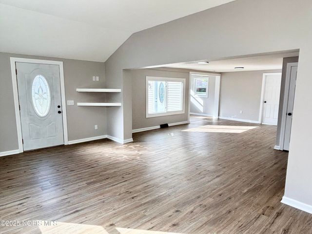 2745 Mechanic Street, Oregon, OH 43616