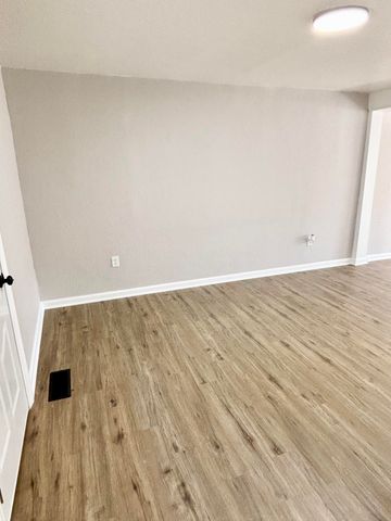 2745 Mechanic Street, Oregon, OH 43616