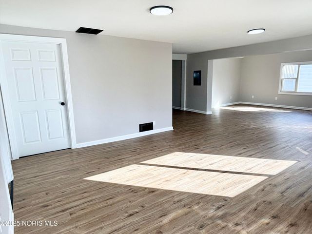 2745 Mechanic Street, Oregon, OH 43616