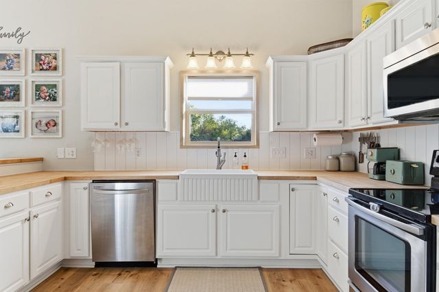 1370 N River Rd, Mulvane, KS 67110