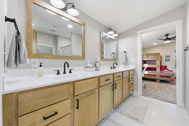 1370 N River Rd, Mulvane, KS 67110