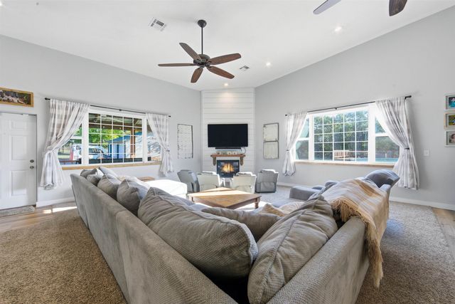 1370 N River Rd, Mulvane, KS 67110