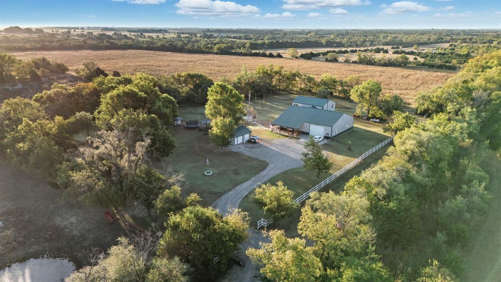 1370 N River Rd, Mulvane, KS 67110