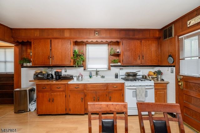 25 Broad Ter, Bloomfield Twp., NJ 07003