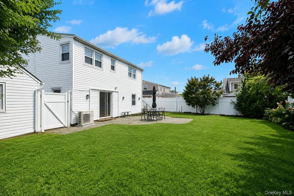 7 Swan Lane, Levittown, NY 11756 — photo 3
