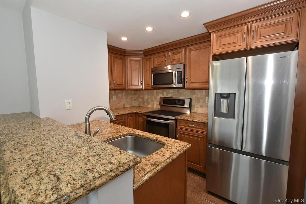7 Swan Lane, Levittown, NY 11756 — photo 4