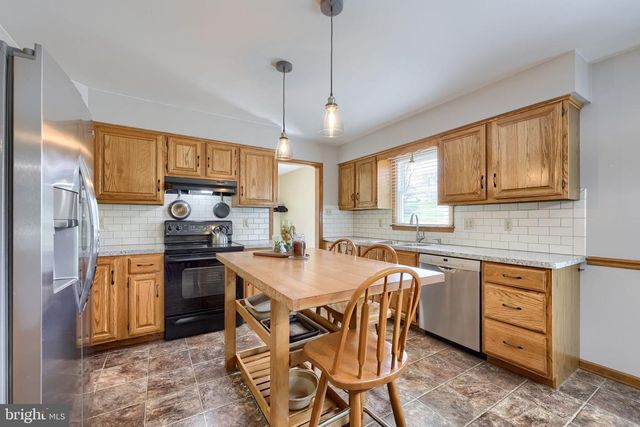 142 HOSTETTER LN, Lancaster, PA 17602