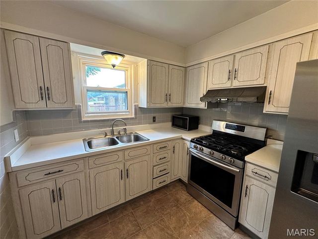 3951 E Dallas Court, Unincorporated, MO 63125