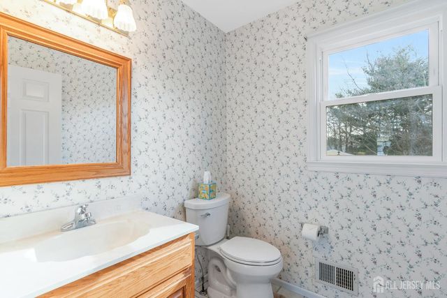 128 Hazelwood Avenue, Middlesex, NJ 08846