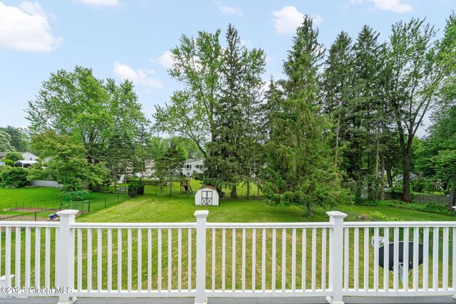 10 Ravenwood Drive, Colonie, NY 12205