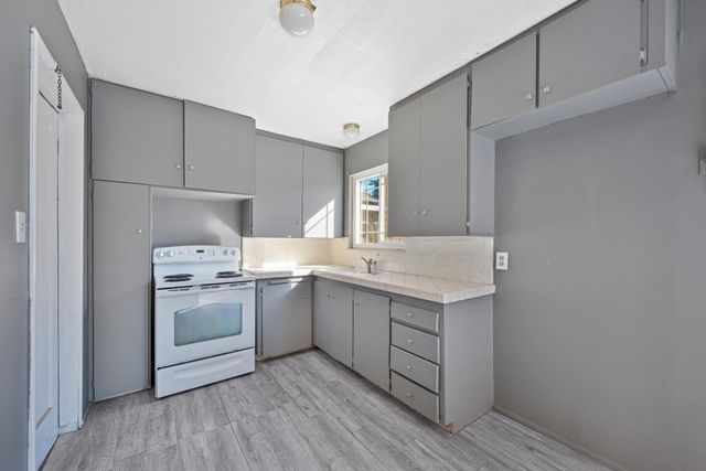 4921 71st St, Sacramento, CA 95820