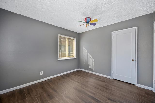 4921 71st St, Sacramento, CA 95820