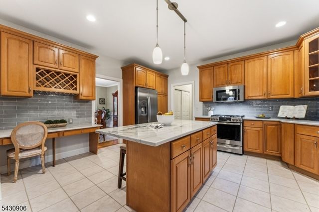 305 Charlton Ln, Branchburg Twp., NJ 08853