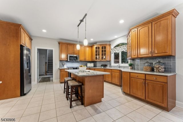 305 Charlton Ln, Branchburg Twp., NJ 08853