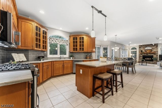 305 Charlton Ln, Branchburg Twp., NJ 08853