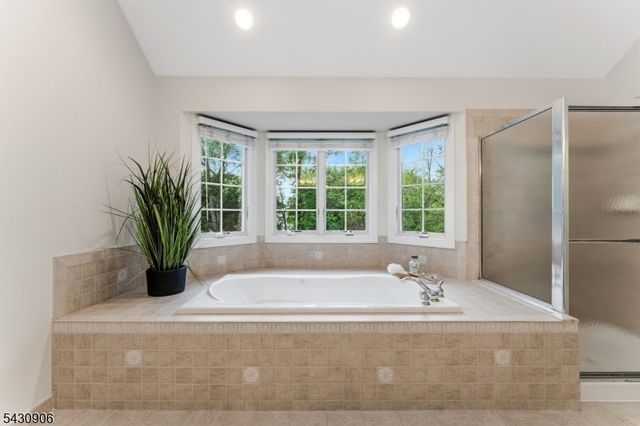 305 Charlton Ln, Branchburg Twp., NJ 08853